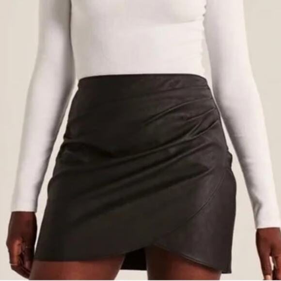 Abercrombie & Fitch Dresses & Skirts - Abercrombie & Fitch Black Vegan Faux Leather Rouched Mini Skirt Size Small